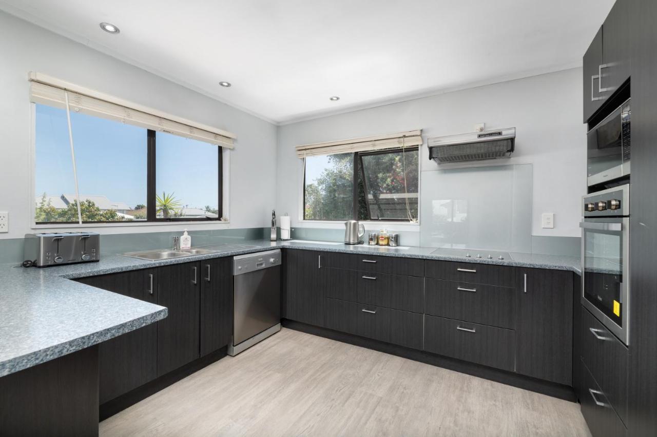 Convenient Family Bach With Easy Access To Blake Park The Beach And Downtown Mount Maunganui Kültér fotó